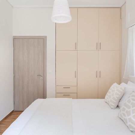 Explore History From A Chic Central Apartment Aten Exteriör bild