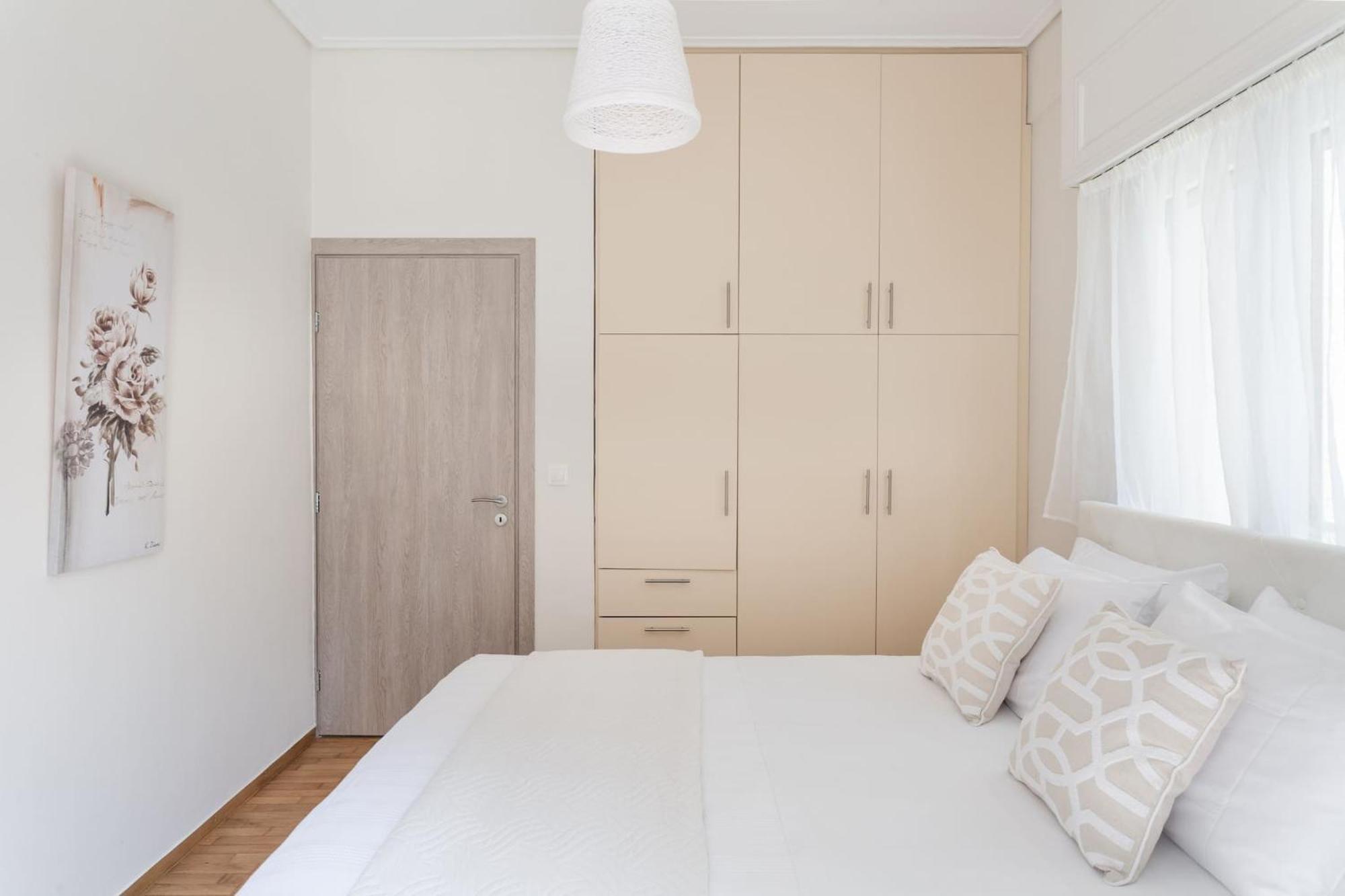 Explore History From A Chic Central Apartment Aten Exteriör bild