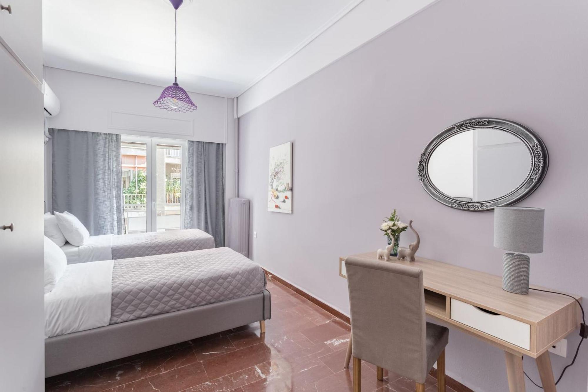 Explore History From A Chic Central Apartment Aten Exteriör bild