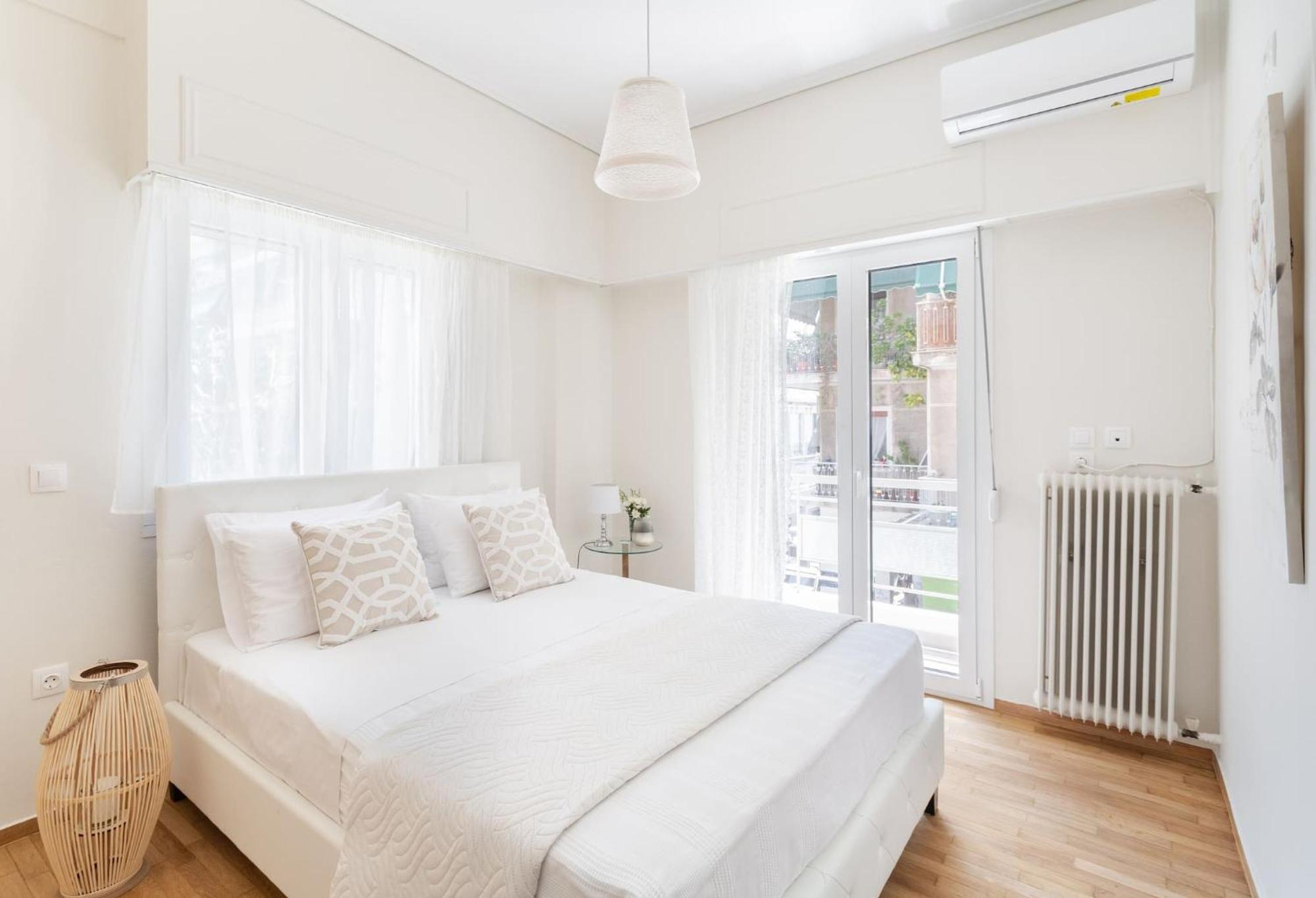 Explore History From A Chic Central Apartment Aten Exteriör bild