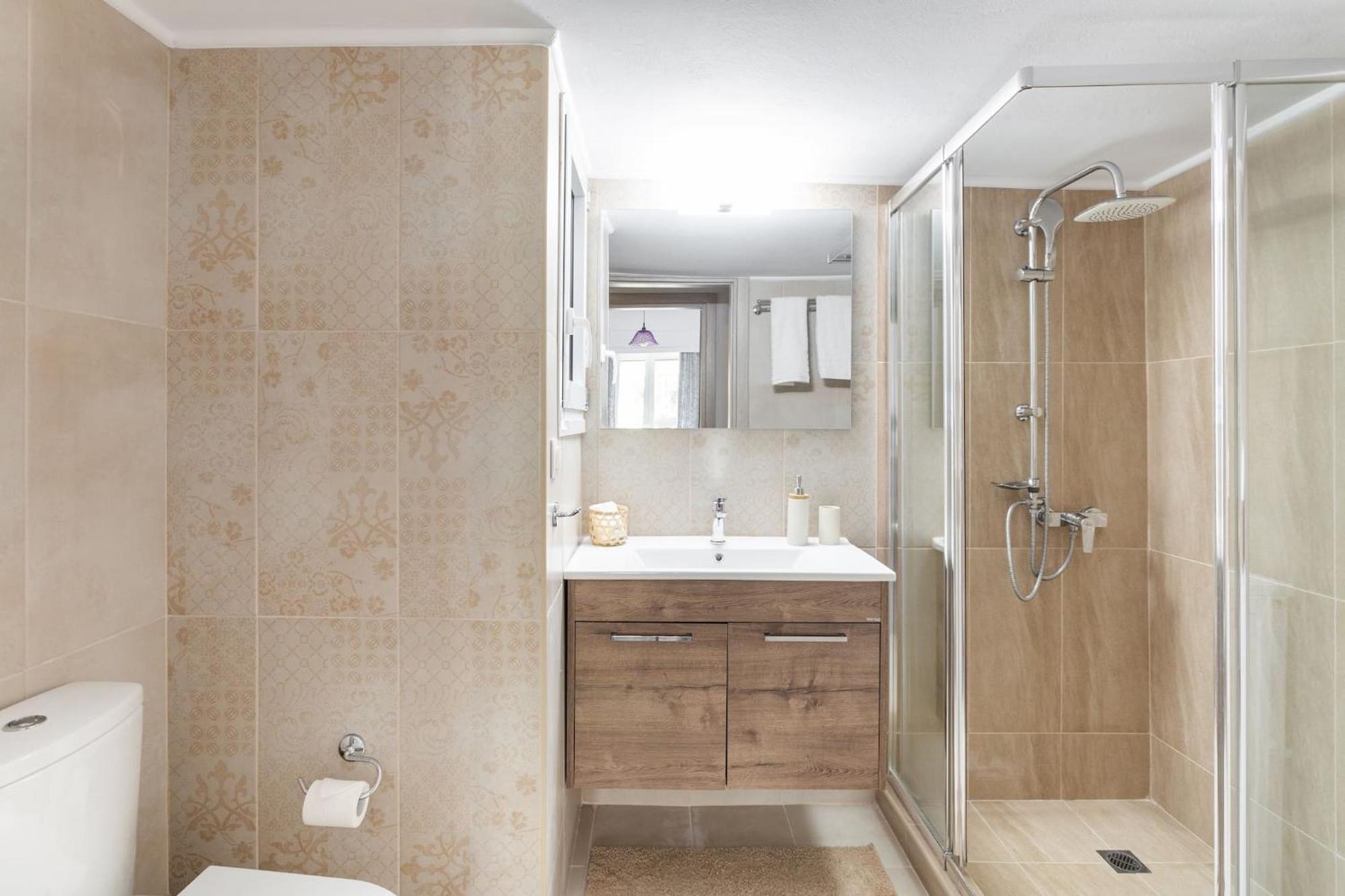 Explore History From A Chic Central Apartment Aten Exteriör bild