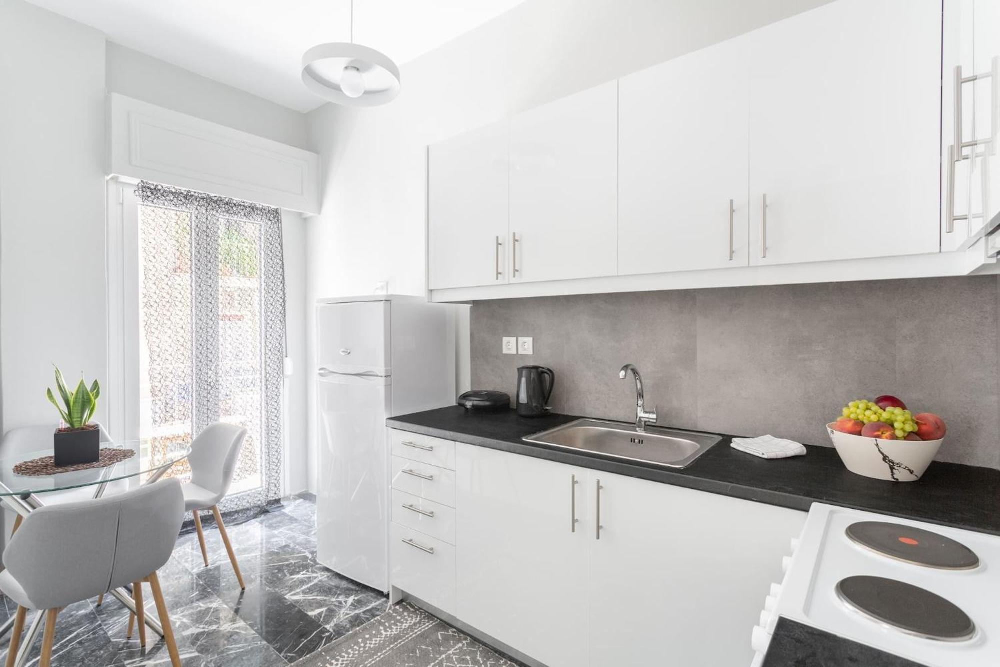 Explore History From A Chic Central Apartment Aten Exteriör bild